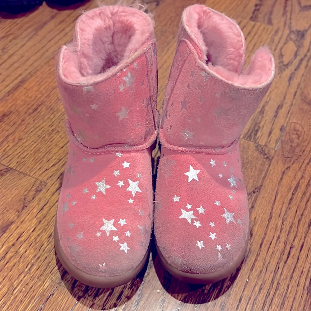 Ugg pink star boots used condition. Size 11 toddler girl